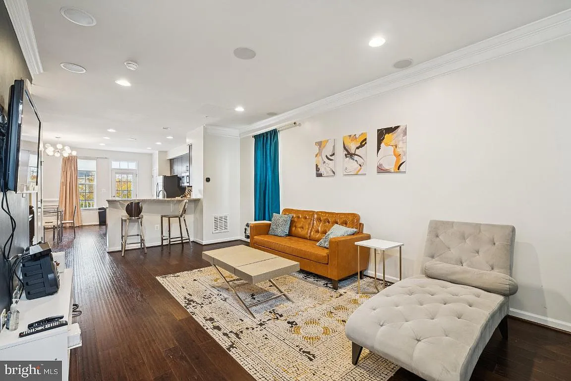 3 bed, 3.5 bath, 1983 sqft, $3,250 — Photo 3