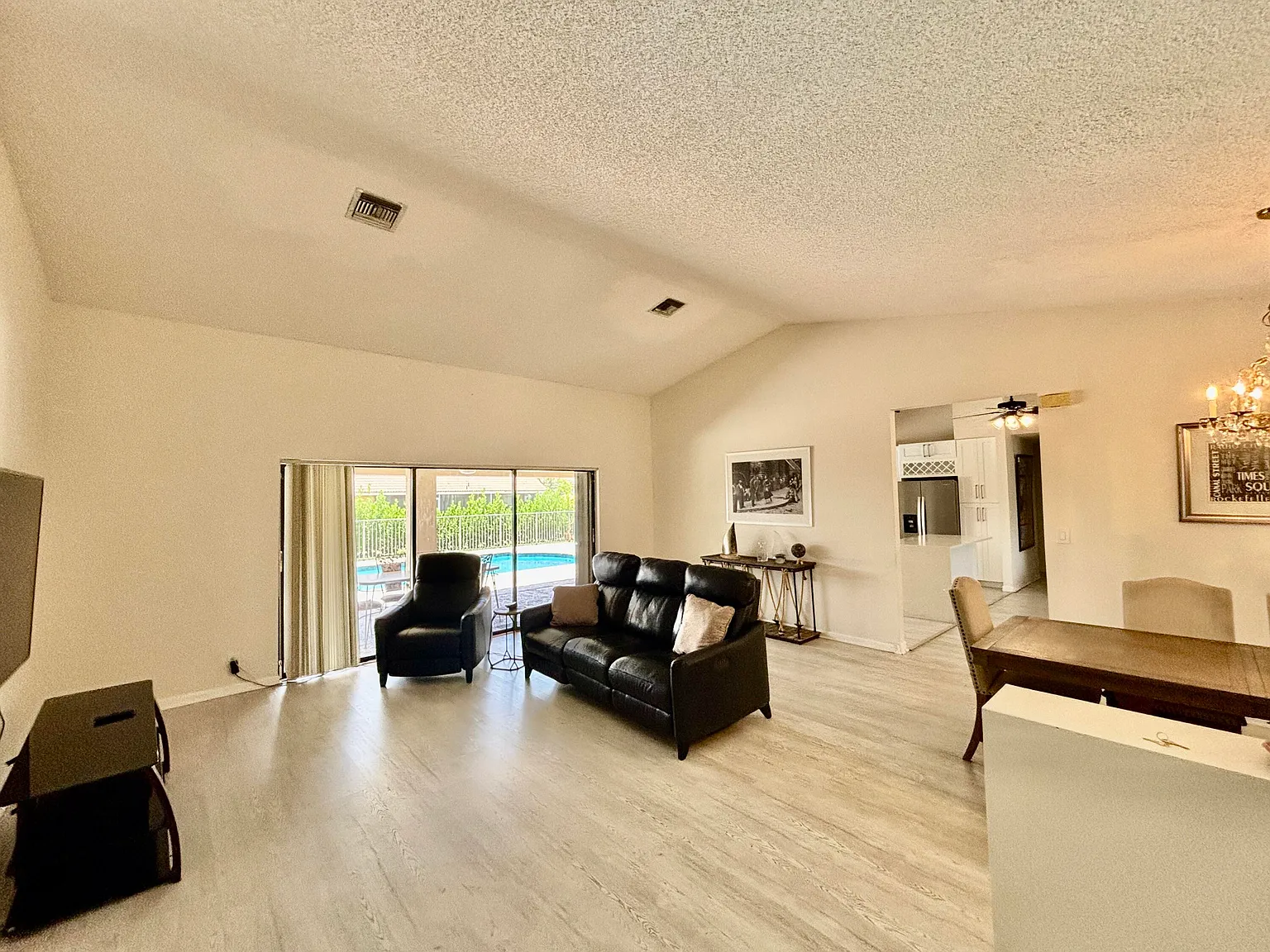3 bed, 2.0 bath, 1928 sqft, $3,200 — Photo 2