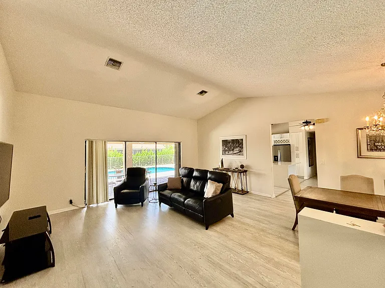 2153 Amesbury Cir — Photo 2