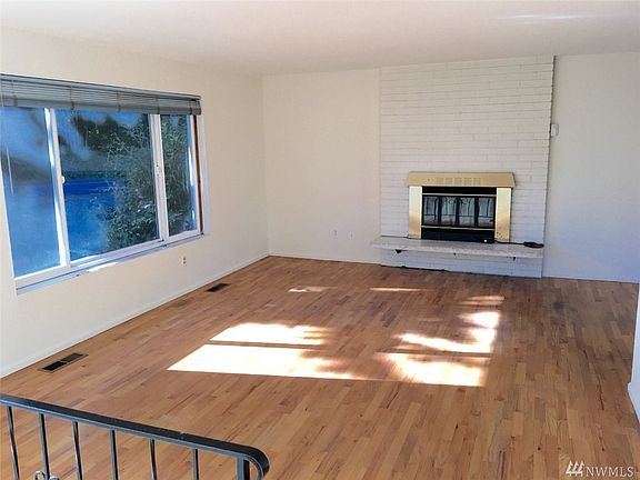 2nd image of 15525 Manor Way