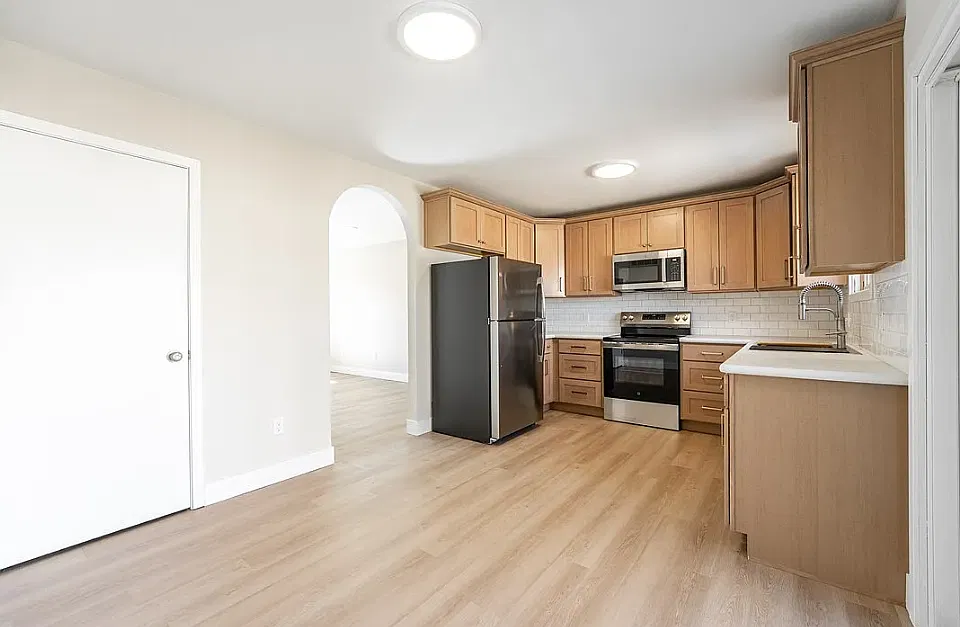 3 bed, 1400 sqft, $1,649 — Photo 2