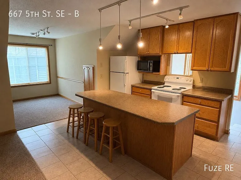 667 5th St SE #B — Photo 3