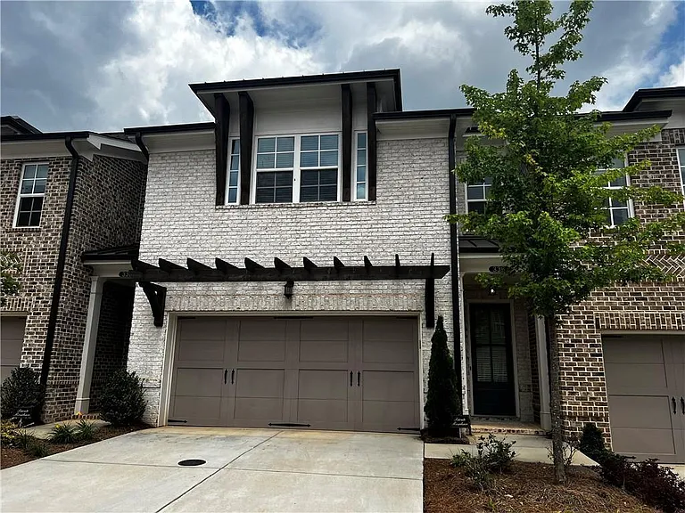529 Clover Ln — Photo 2