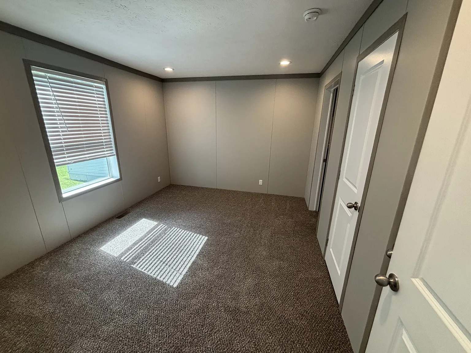 352 Stratford Ct — Photo 3