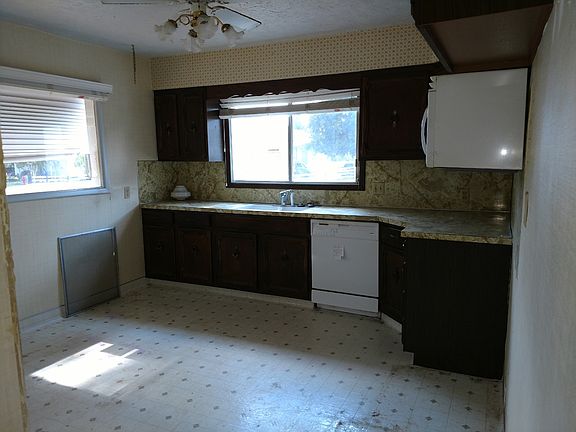 3rd image of 484 N Main St
