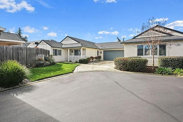 1st image of 612 Village Dr