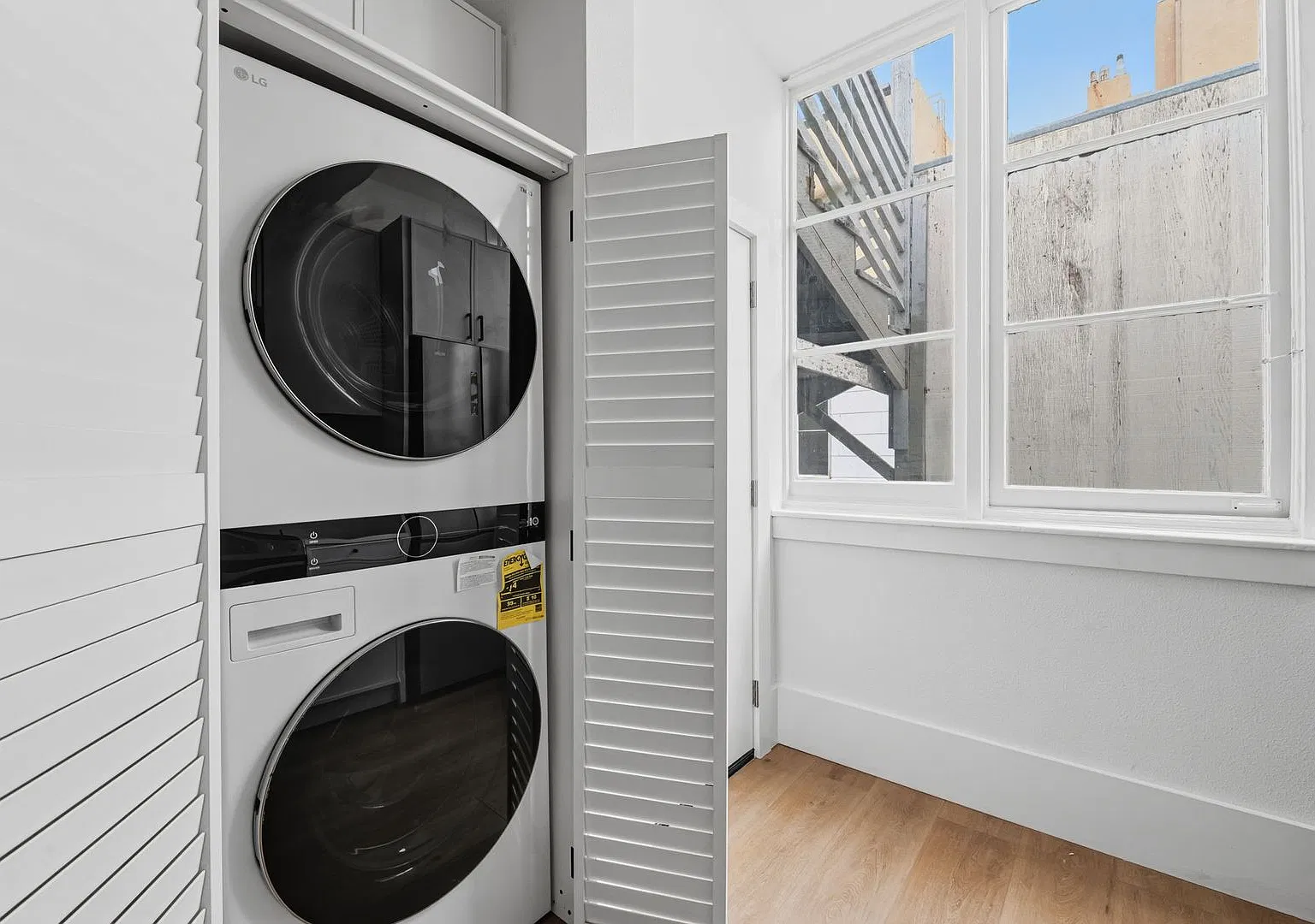 1BD/1BA with In-Unit Laundry in Pacific Heights — Photo 3