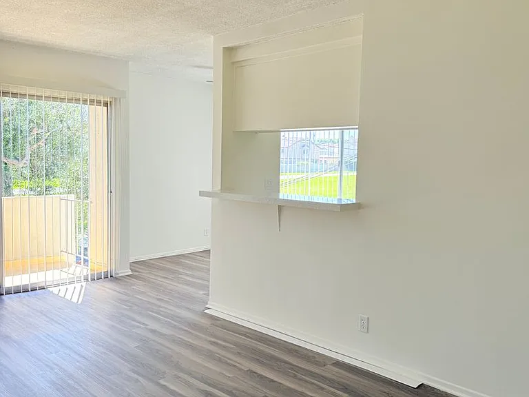 2523 Rockefeller Ln — Photo 13