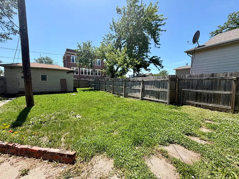 701 W C St — Photo 13