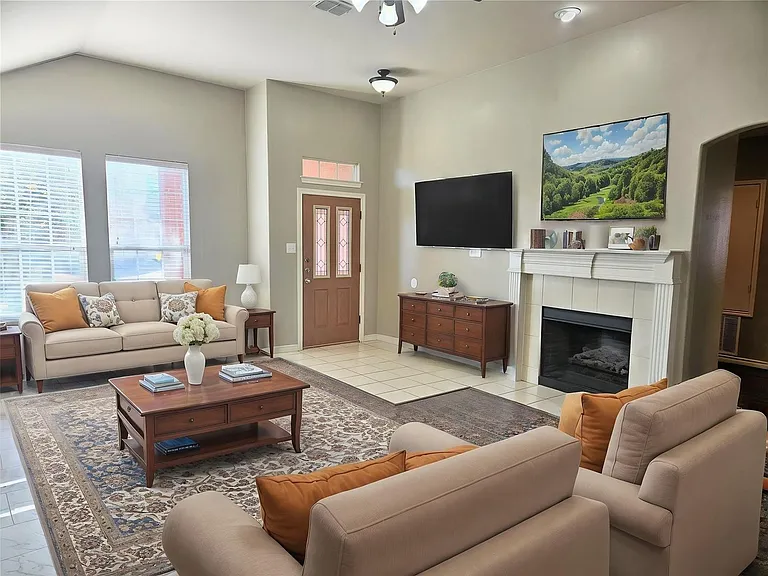 2341 Clairborne Dr — Photo 4