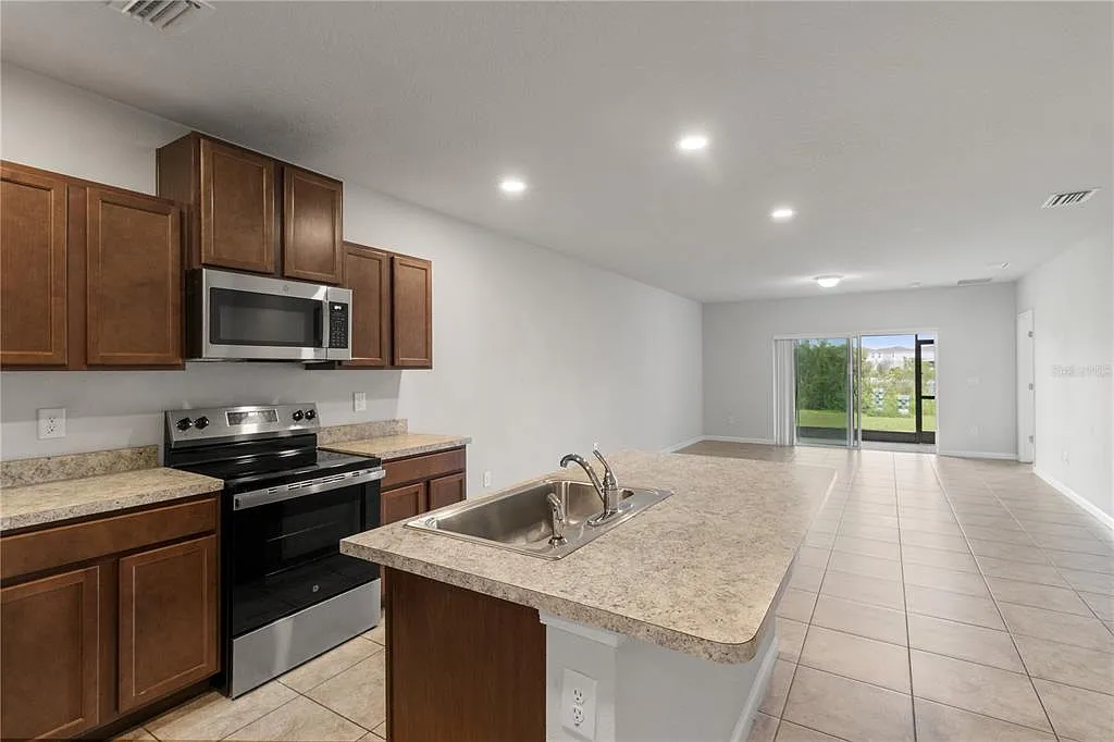 3 bed, 2.0 bath, 1532 sqft, $2,100 — Photo 3