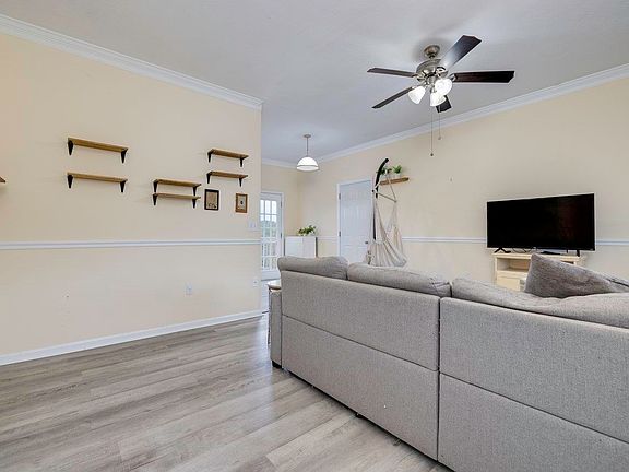 4th image of 350 Robin Roost Ct
