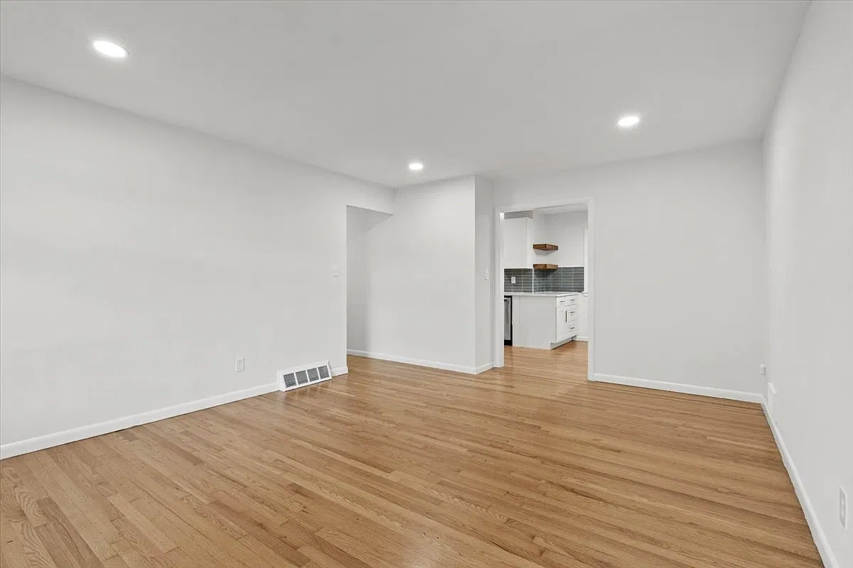 3 bed, 1210 sqft, $2,399 — Photo 3