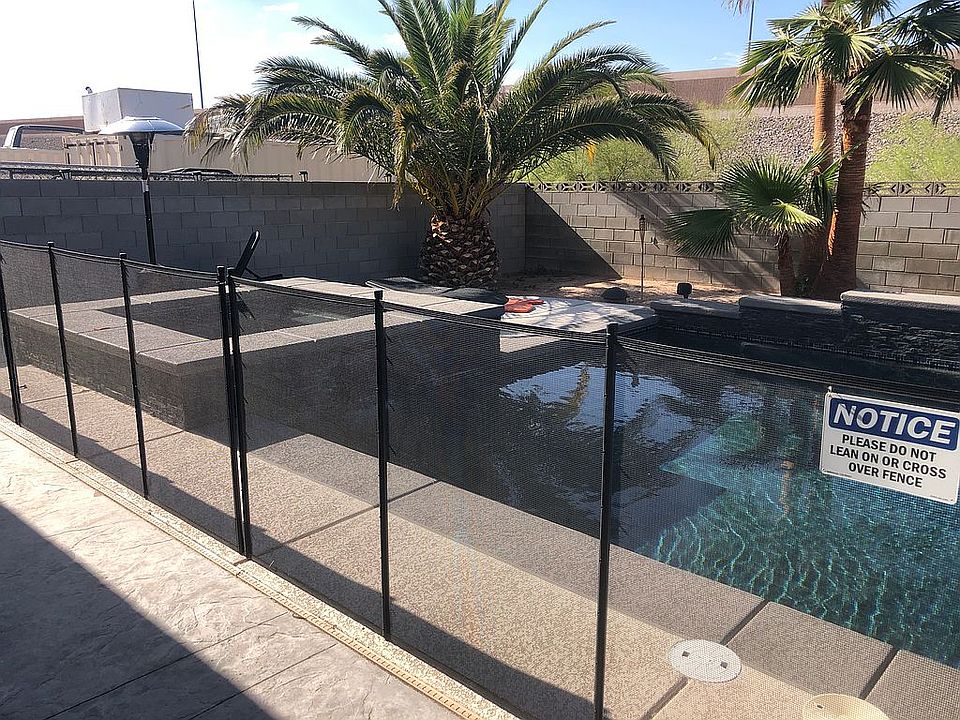 Pool & spa. Safety fence. 