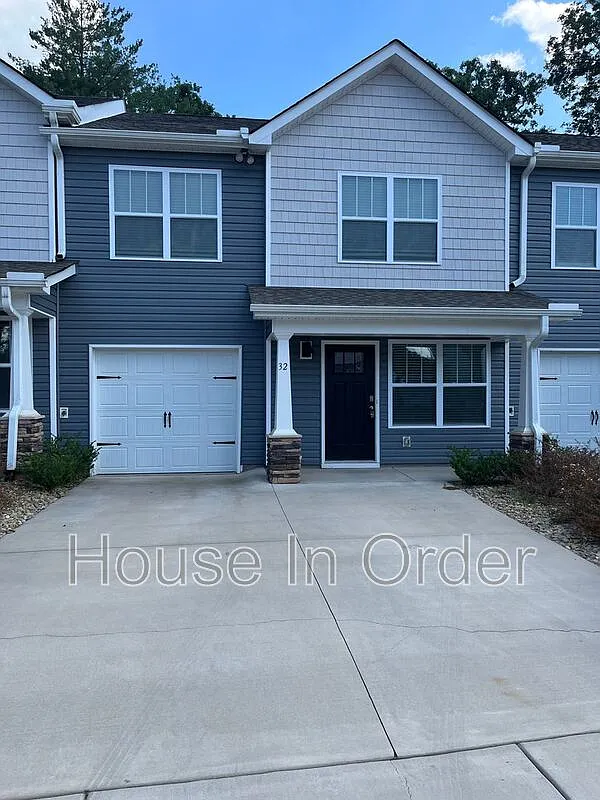 3 bed, 2.5 bath, 1375 sqft, $2,025 — Photo 1