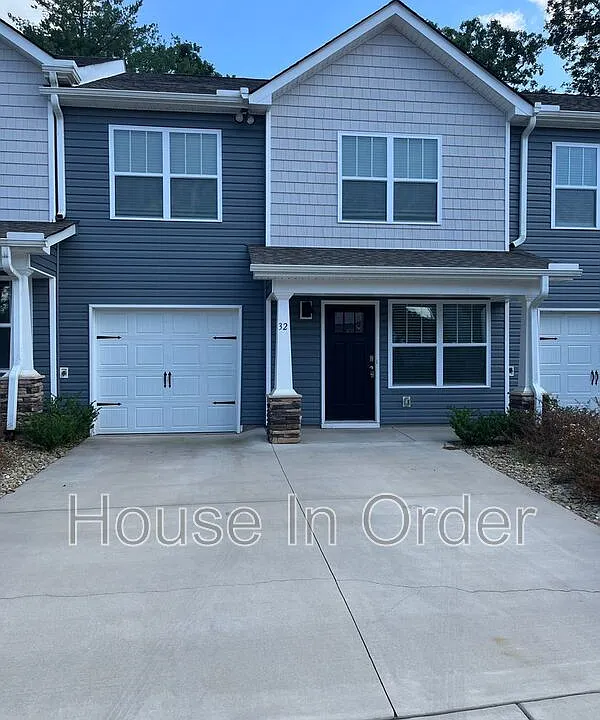 32 Malcolm Ct