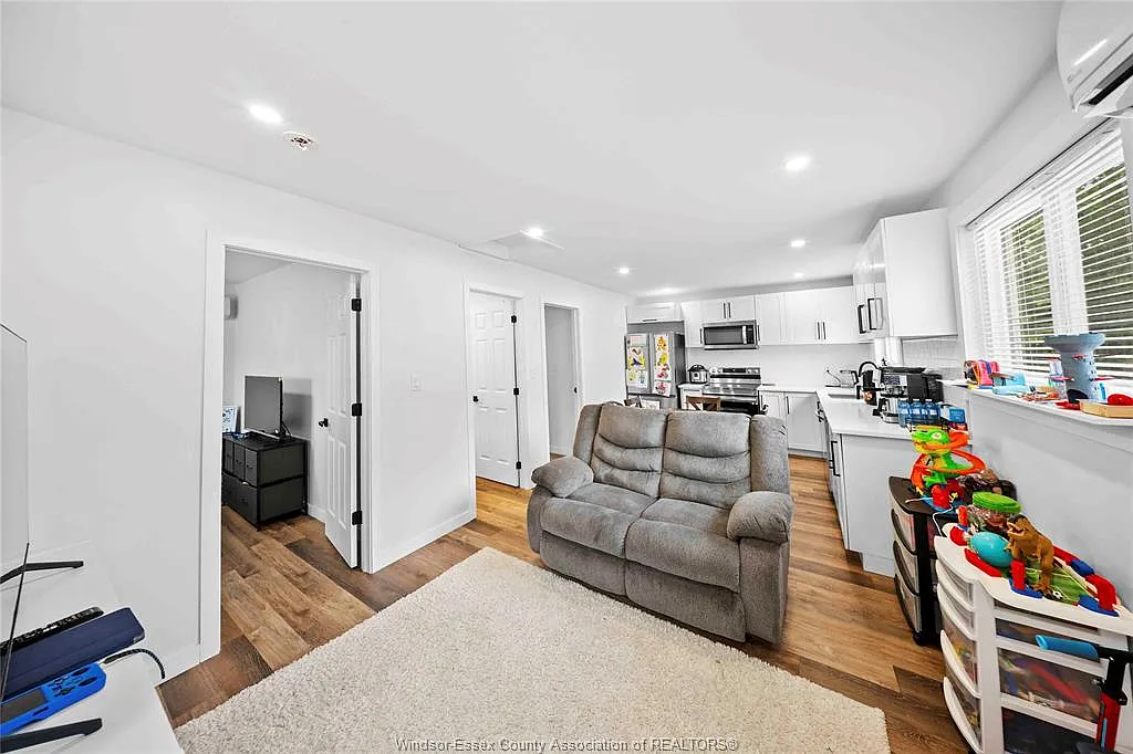 3 bed, $2,000 — Photo 4