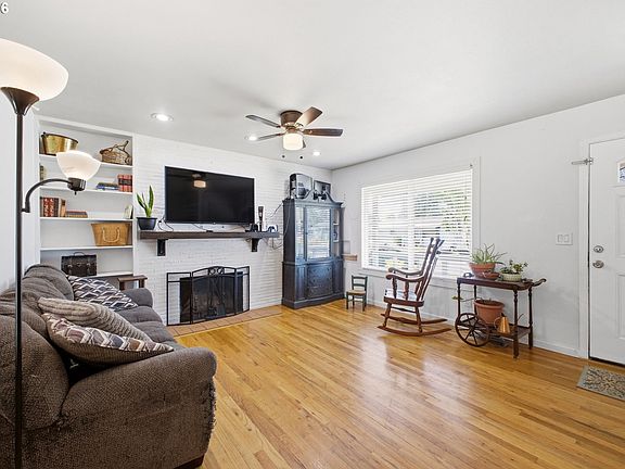 5th image of 16110 SE Clay St