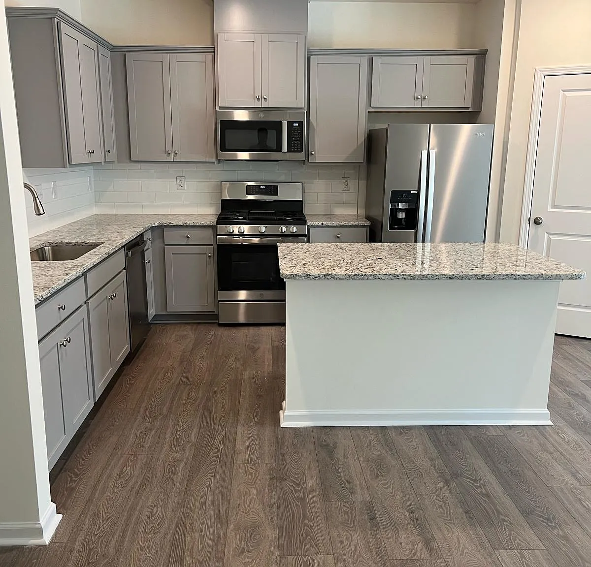 3 bed, 2.5 bath, 1601 sqft, $2,050 — Photo 2