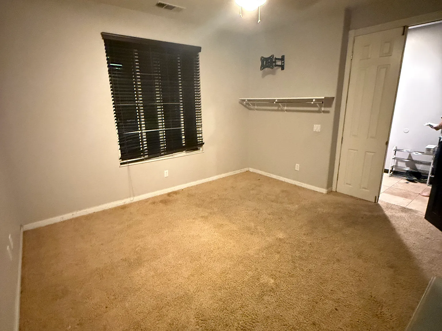 5 bed, $999 — Photo 1