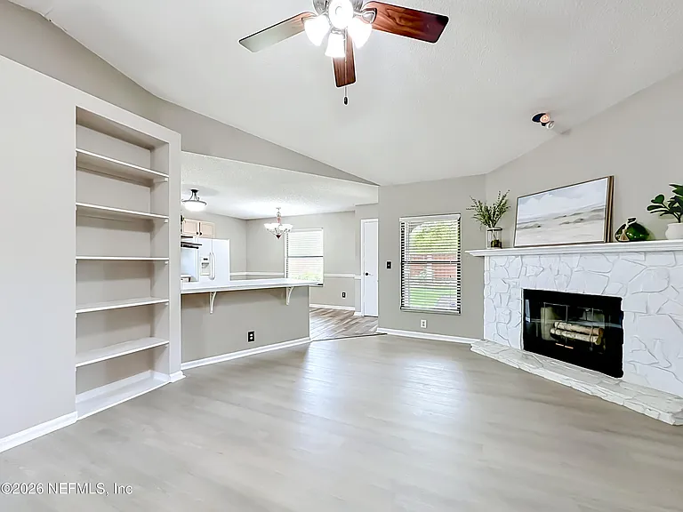 341 Hickory Hollow Dr N — Photo 3