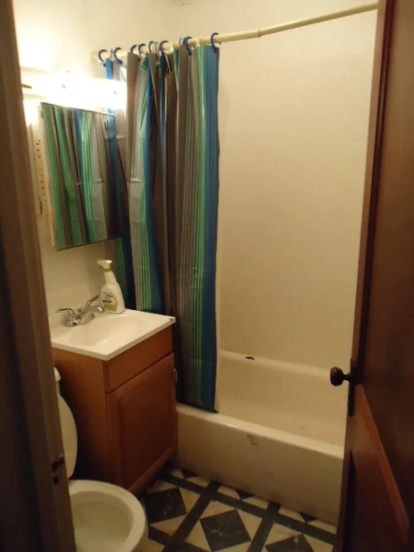 2 bedroom, 1 bath house — Photo 2