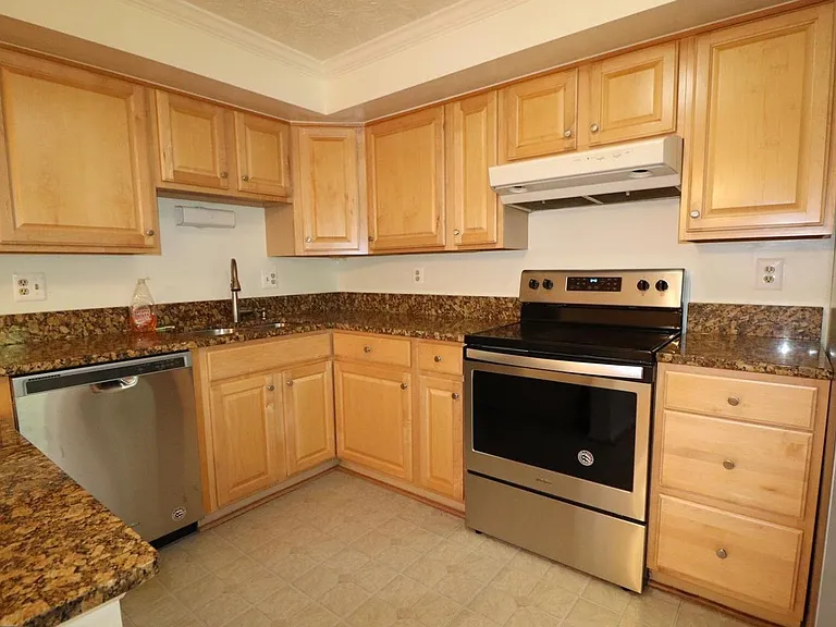 5512 Whitfield Ct — Photo 3