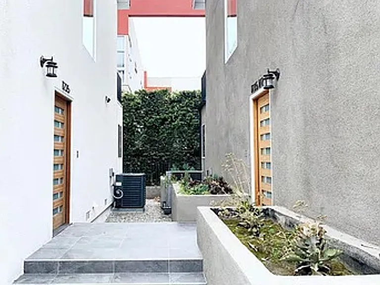 1235 W 37th Pl — Photo 10