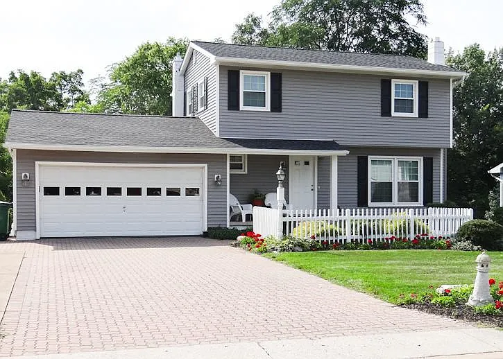 4615 Kingsley Cir E photo 1