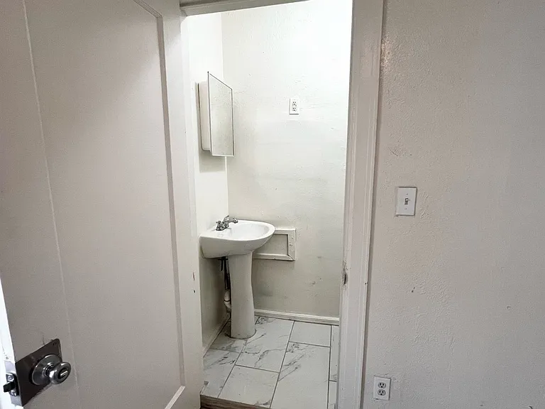 2240 NE 20th St — Photo 27