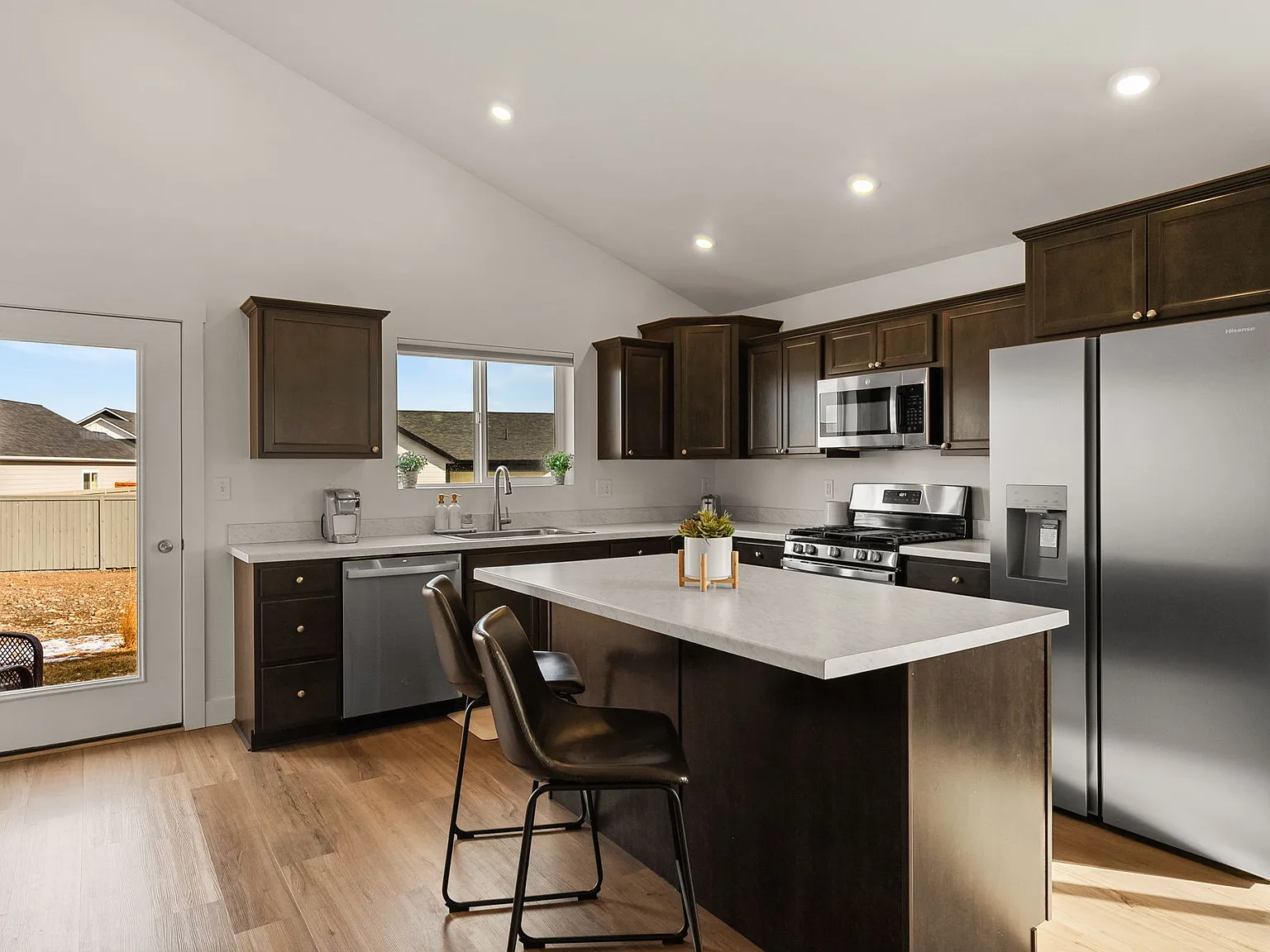 4 bed, 2200 sqft, $3,995 — Photo 3