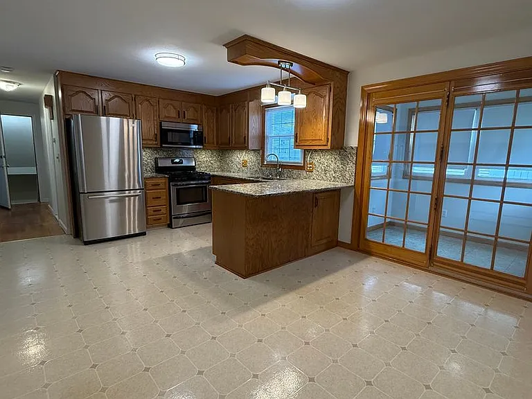 27 Janet Dr — Photo 2
