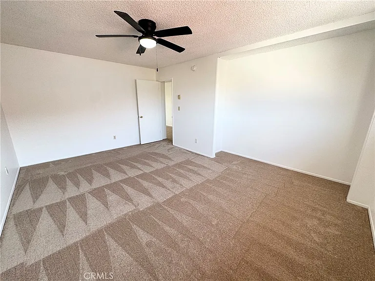 635 W 15th St #13 — Photo 10