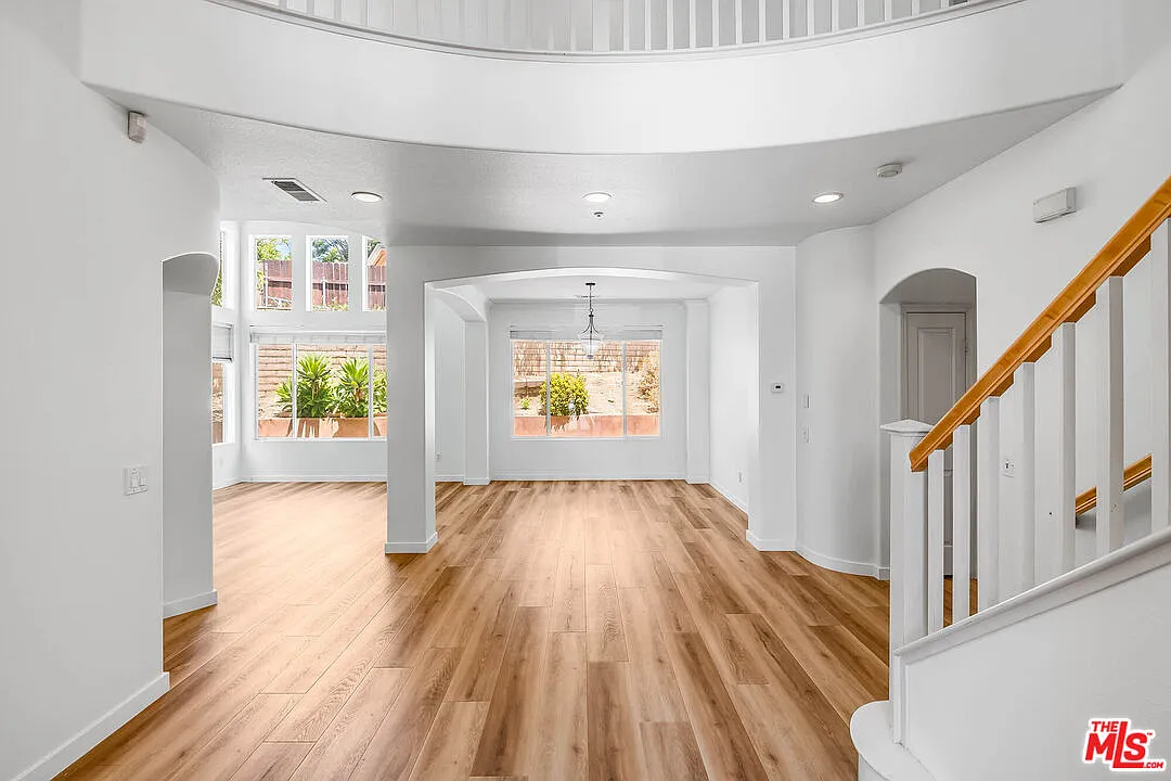 3 bed, 2.5 bath, 2909 sqft, $7,500 — Photo 3