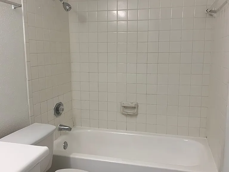 Emerald Cove Apartments — Photo 45