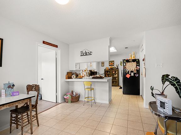 4th image of 887 Hampton Ave