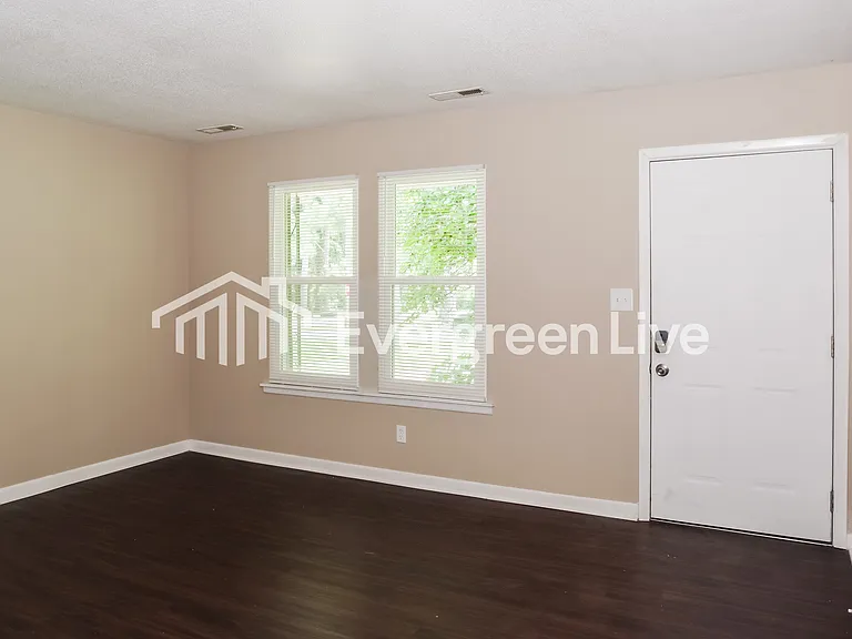 121 Edinburgh Dr — Photo 4