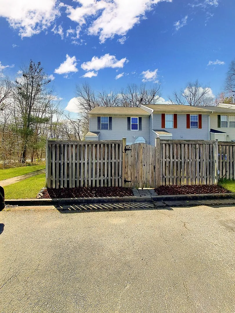 3 bed, 3.0 bath, 1672 sqft, $2,500 — Photo 3