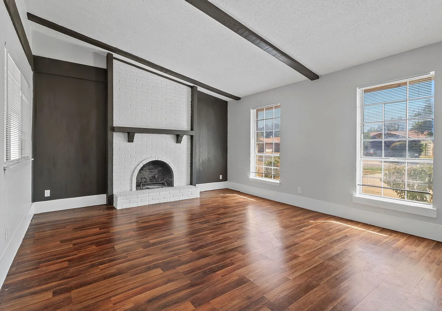 Quaint And Cozy 3 Bedroom, 2 Bathroom House W Fireplace!! — Photo 3