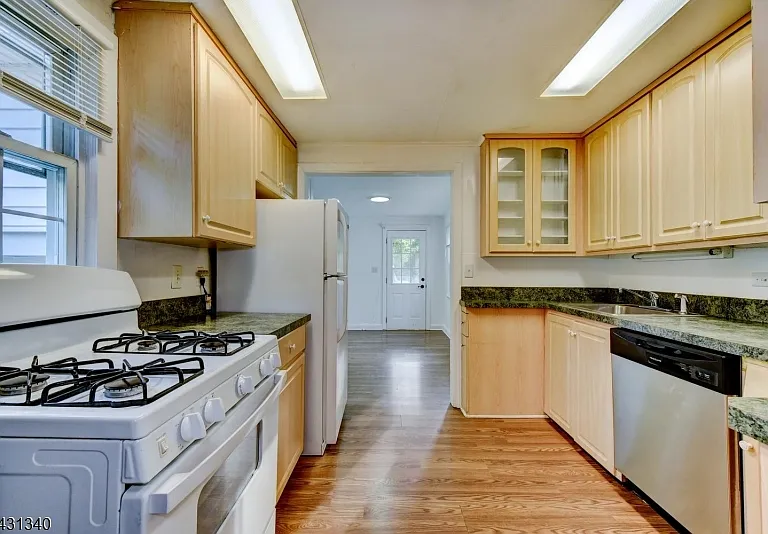 10 Lake Dr — Photo 19
