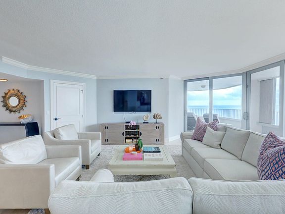 Home For Sale In Corniche