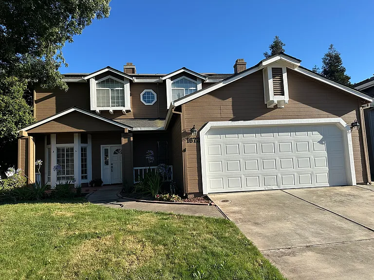 1672 Bailey Dr — Photo 1