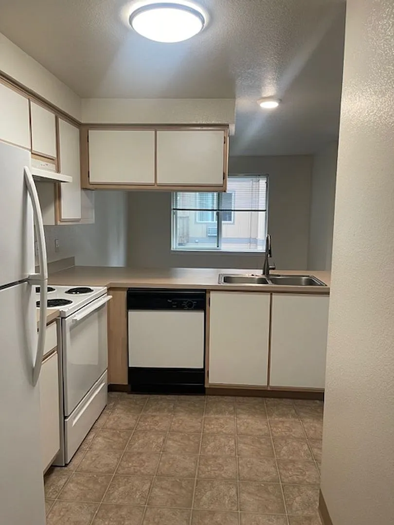 167-Triple Crown Apts — Photo 3