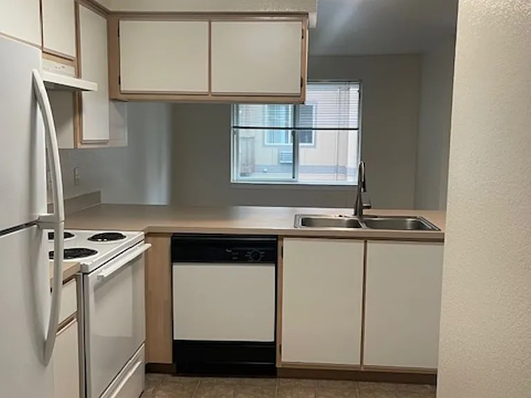 167-Triple Crown Apts — Photo 3