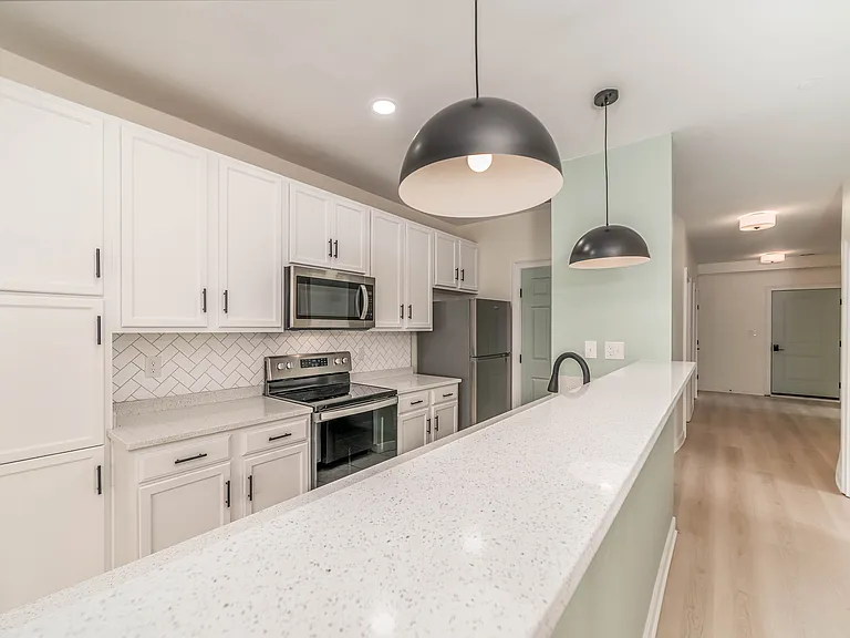 2221 Pretty Lake Ave — Photo 3