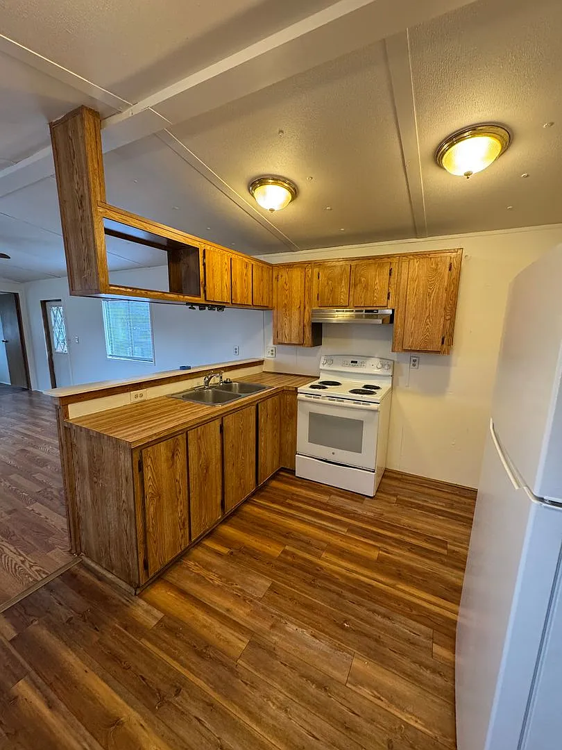 Winston 2 bedroom with large shop — Photo 4