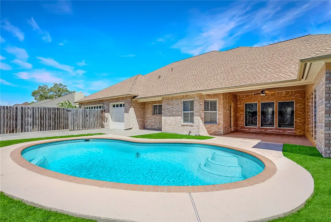 5 bed, 2.5 bath, 4260 sqft, $3,900 — Photo 4