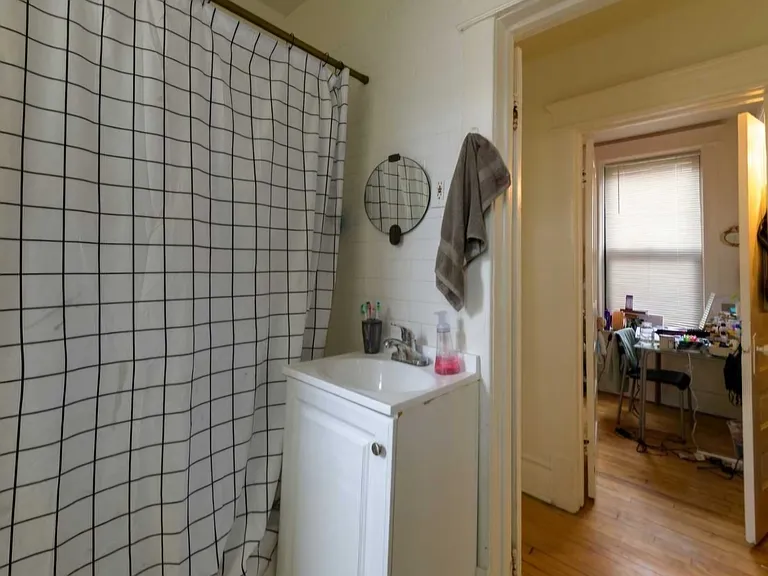 1319 W 19th St #2F — Photo 3