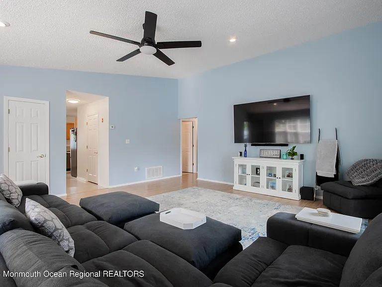 49 Williamsburg Dr — Photo 8