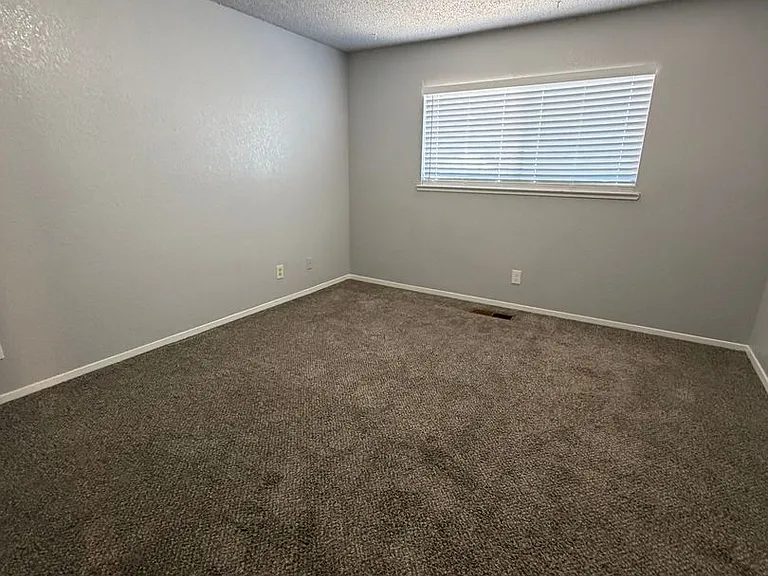 1279 Stanford Dr — Photo 7